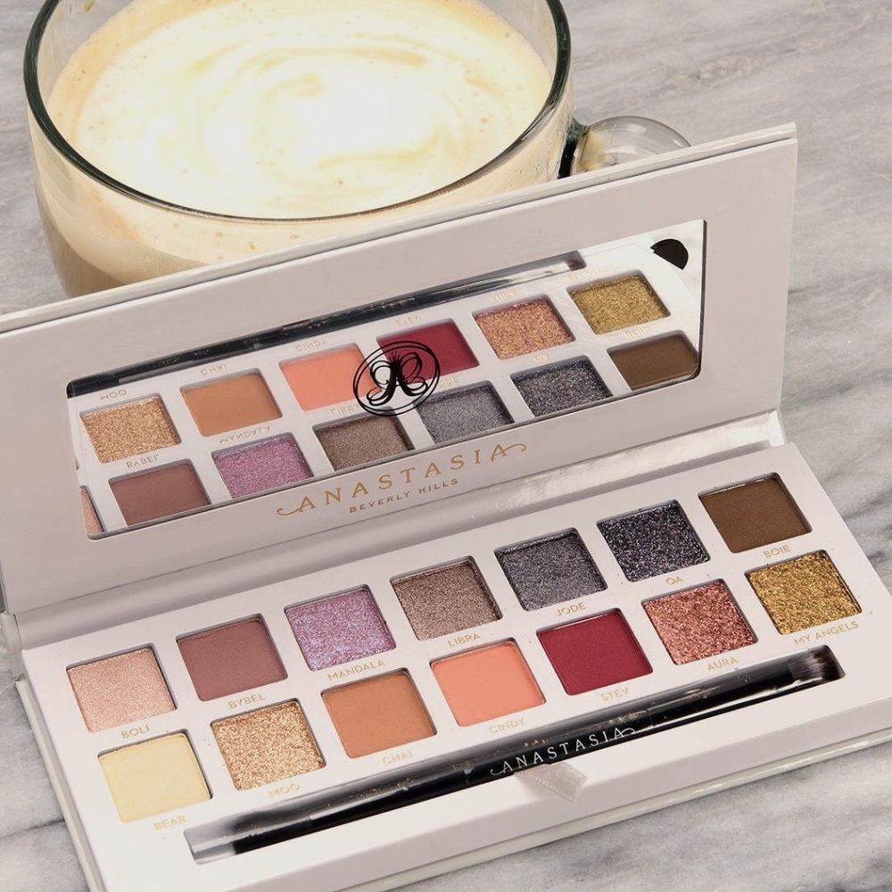 Anastasia Beverly hills Carly Bybel